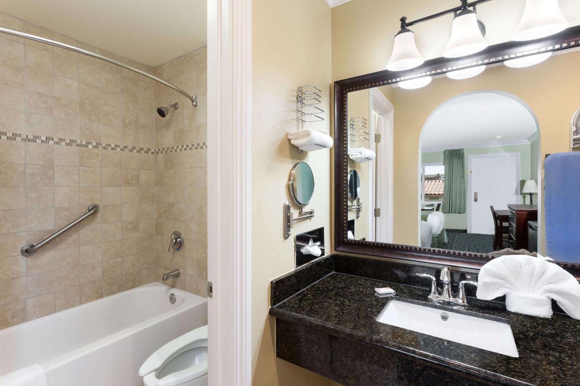 Travelodge By Wyndham Orange County Airport/ Costa Mesa Esterno foto